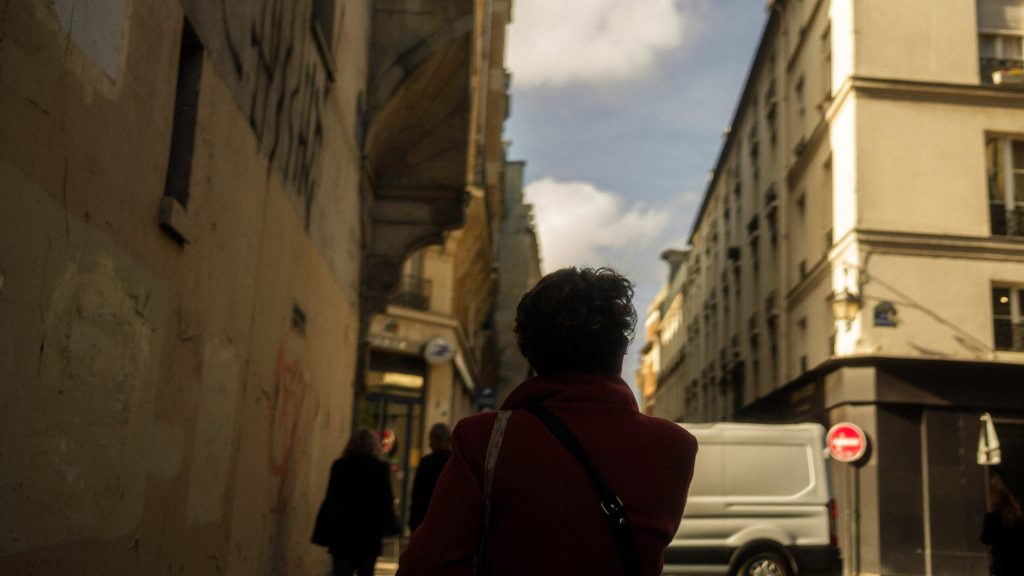 Kvinde-i-rødt-går Paris - Kasper Christiansen
